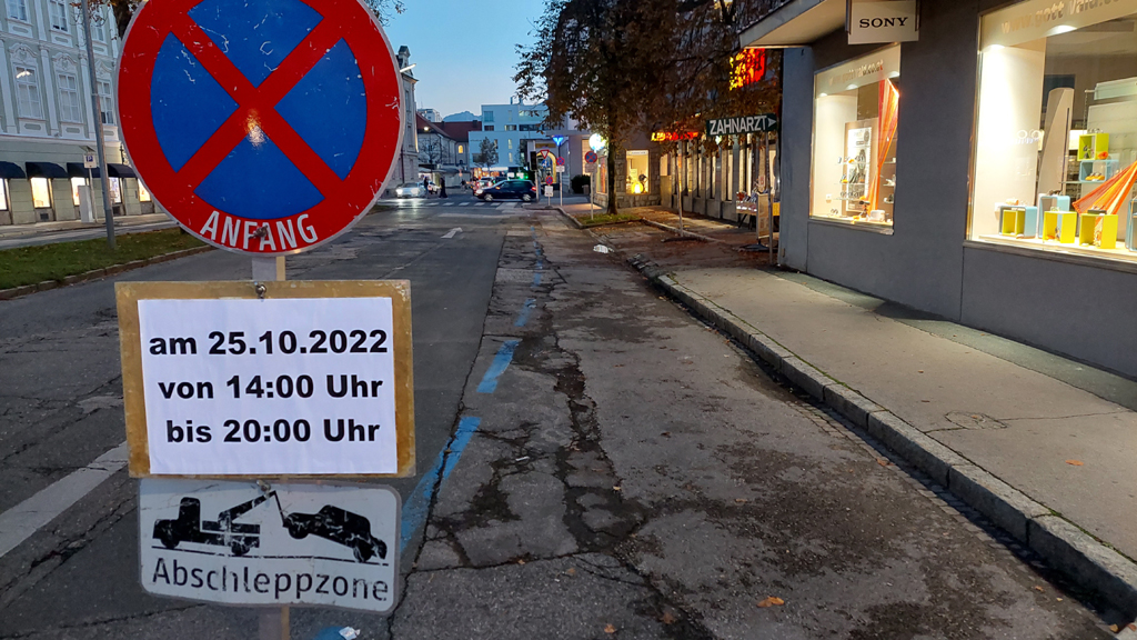 Angelobung in #Klagenfurt – für das #Bundesheer wird die halbe Stadt abgesperrt. Die Parkplätze sind wohl für die Fahrzeuge von Klaudia Tanners Truppe reserviert, die erst in vielen Jahren kommen werden. #celovec #kärnten
