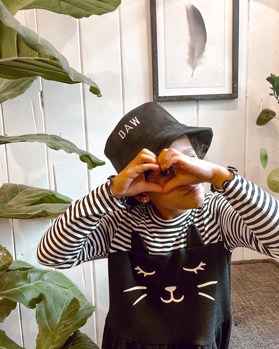 just got my <a href="/DApeWives/">Desperate ApeWives</a> merch.⚡️

con: too small for adults. 😔

pro: getting a whole new generation into #NFTs. 🙌

question: who can make my DAW into a patch for this lil girls fit?

10/10 recommend being in the DAW family. 🤍🔥
