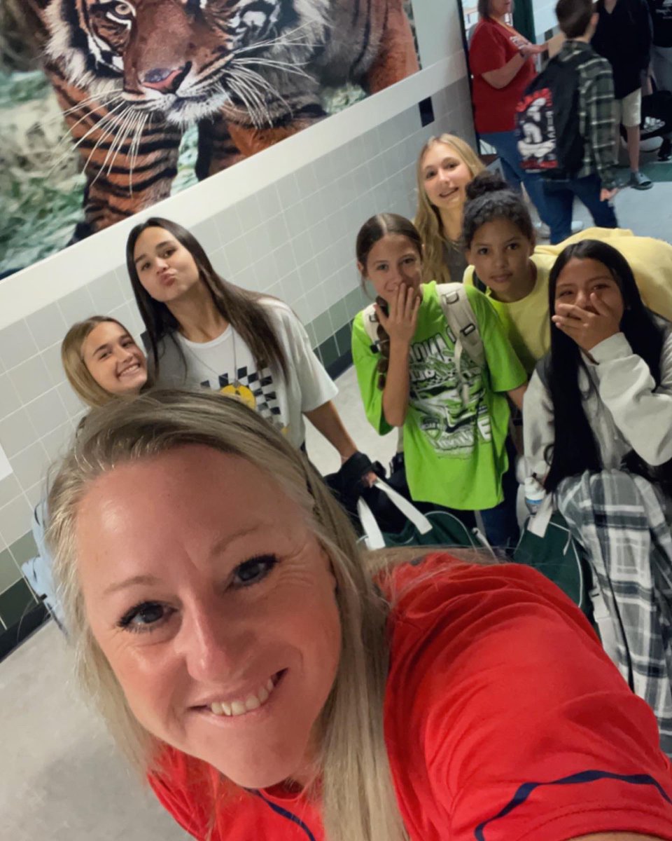 BRTigerLib's tweet photo. Red Ribbon Week! ❤️ #RallyInRed #SelfiesWithTurney https://t.co/YfNmaokiJi