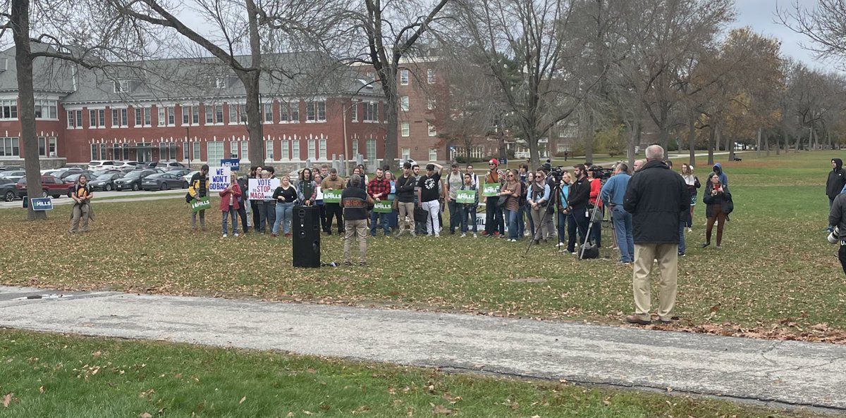 UMaineCRs's tweet photo. Talk about low enthusiasm. #mepolitics https://t.co/yKhfyTZcTM