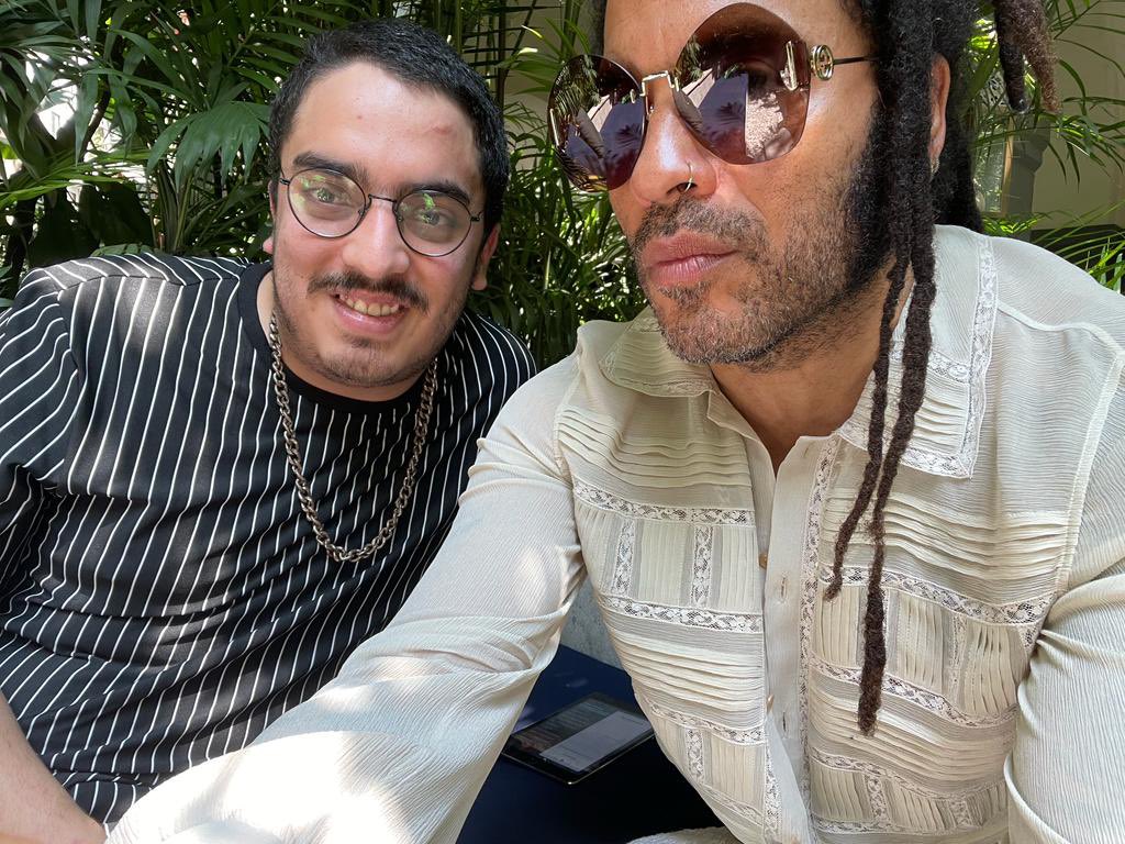 Una leyenda de la música, icono de la moda, actor, diseñador y mucho más, entrevistando a Lenny Kravitz.