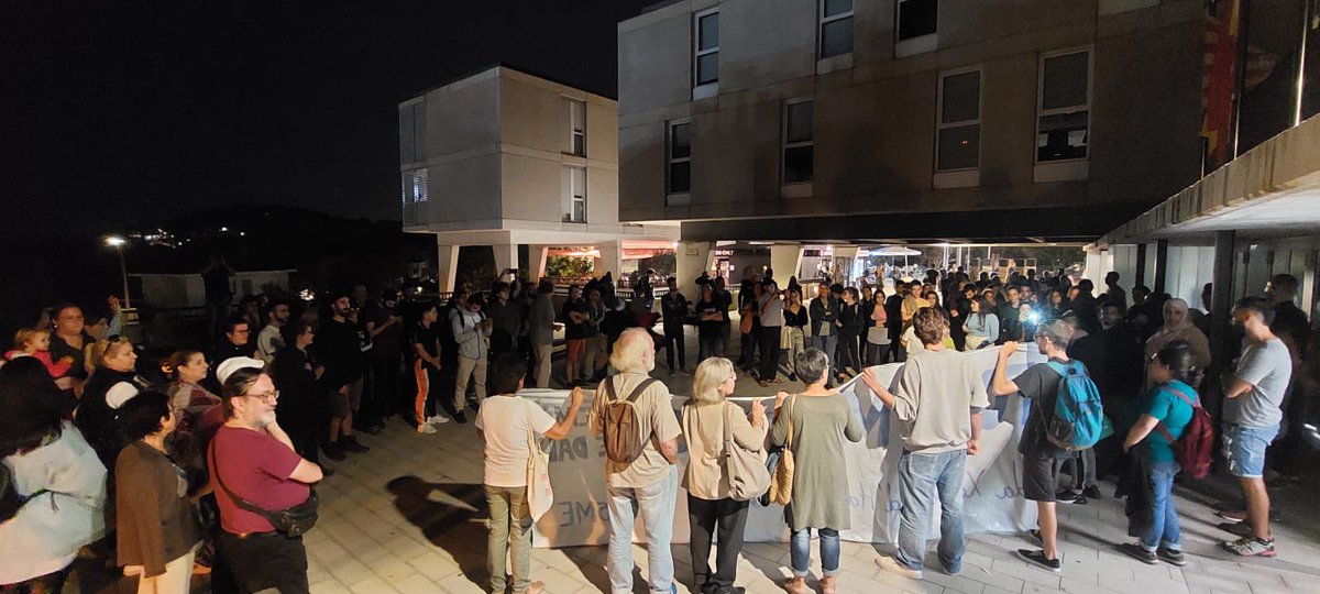 Acabem d’irrompre al ple de <a href="/ajpremiadedalt/">Ajuntament de Premià de Dalt</a> omplint tota la sala de veïnes organitzades! L’alcalde feixista Josep Triadó no ha aguantat la pressió i s’ha vist obligat a suspendre el ple. FORA MATONS, FORA FEIXISTES!🚫🔥