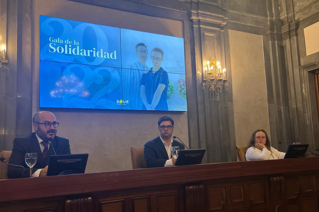 MaiteGaray4's tweet photo. Hoy se ha presentado el Calendario de la Solilaridad de Sevilla y provincia, una iniciativa que busca ayudar a las personas con síndrome de dwon para que tengan más oportunidades de contruir una vida plena y que todas las administraciones públicas tenemos que apoyar https://t.co/4L1TMQe2CA