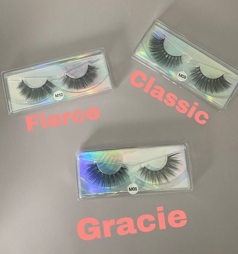 I am selling Lash bundles 1 for 5$ &amp; 2 for 8$ 💖 My lashes are 25 mm , beautiful blinks 😍 I have many different styles available of your choice ! I can deliver locally and Pickup is available ! Thanks for tuning in, Come shop with me 🥰💖