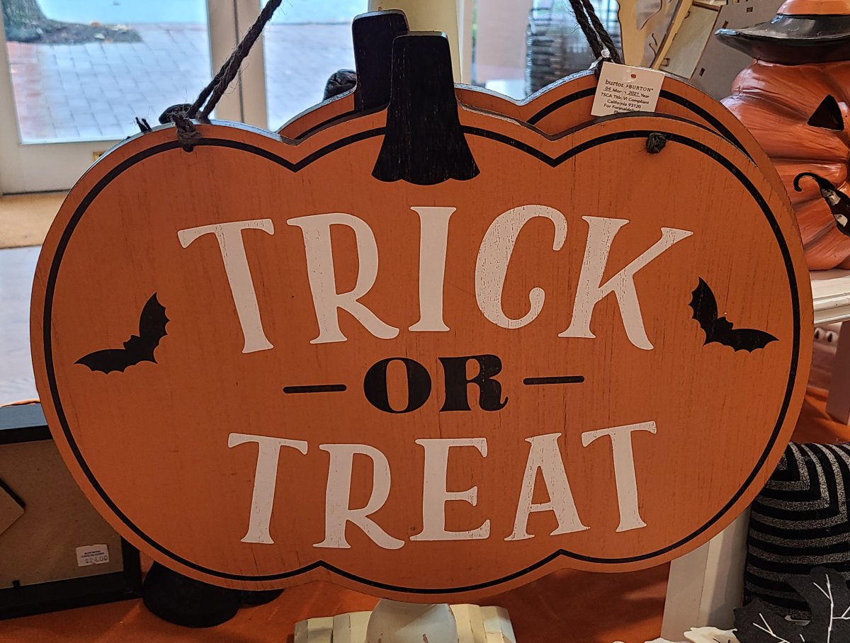 Bonbonschoc's tweet photo. It's the final countdown to #Halloween and we have all the essentials, including: Cute Doormat, Fabulous Wreath, Decorative Signs, Festive Banners and of course lots of delicious treats! 🎃 Open: Monday-Saturday 10-6 and Sunday 12-5 https://t.co/ddRUAdlWrS