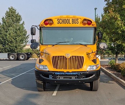 Last week we got to check out a real, live #electricschoolbus. The inside still smells the same (those green vinyl seats) but outside? Clean, quiet, #zeroemission and #dieselfree! A #cleanride4kids is an incredible win-win.