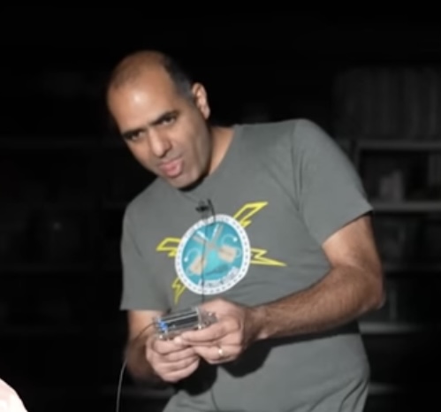 soloxdipayan's tweet photo. @ElectroBOOMGuy My face while doing  some sketchy shit 

Screen shot from the latest video  @8:54 @ElectroBOOMGuy https://t.co/K0kEKlgn7w