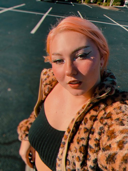 Sunny daze #pinkhair #pinkaesthetic #makeup #of https://t.co/urWOoqDG26<a href="/tag/pinkhair"class="tags">#pinkhair</a><a href="/tag/pinkaesthetic"class="tags">#pinkaesthetic</a><a href="/tag/makeup"class="tags">#makeup</a><a href="/tag/of"class="tags">#of</a>