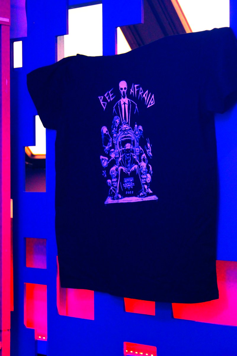 ¡Me la quitan de las manos! Tenemos en el local de Madrid estas camisetas de #BeeAfraid por solo 10€. Unisex y disponible en tallas de S a XL. 💪

Y si no puedes pasarte, también puedes comprarla en la web de <a href="/FrikingOficial/">Friking</a>. ¡No te quedes sin! 👀👉 friking.es/camisetas-mang…