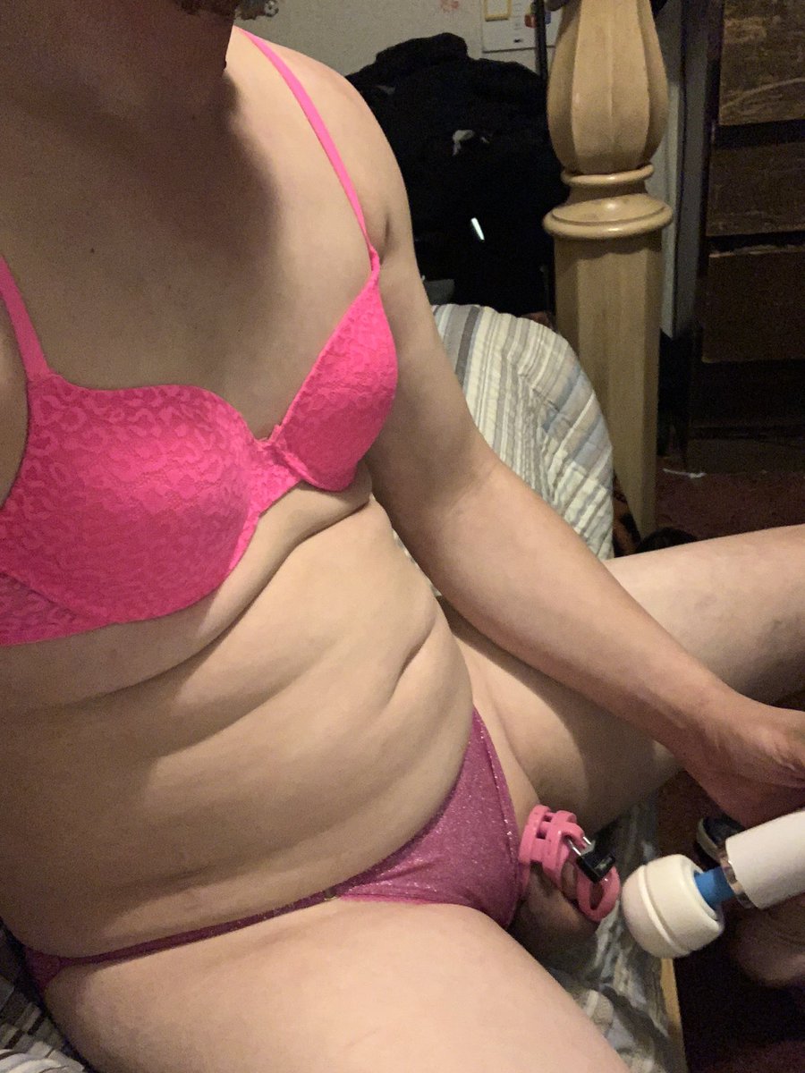 jaydrum694's tweet photo. Day 25 of Locktober- a magic wand has been by far the best purchase of my life makes edging so much better #sissy #crossdresser #betasissy #locktober #hitachimagicwand #chastitysissy https://t.co/FOkDL1kUZu