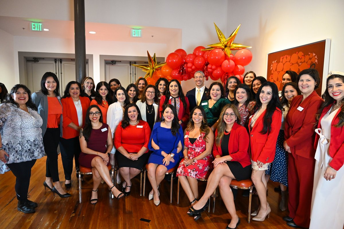 Ron_Nirenberg's tweet photo. Congratulations to the @sahispaniccc's Latinas Leadership Institute Class of 2022!

Your dedication and commitment to increasing the representation of Latinas on boards, commissions and public office will continue to be the game changers in our country. https://t.co/Xb9YQuXnHZ