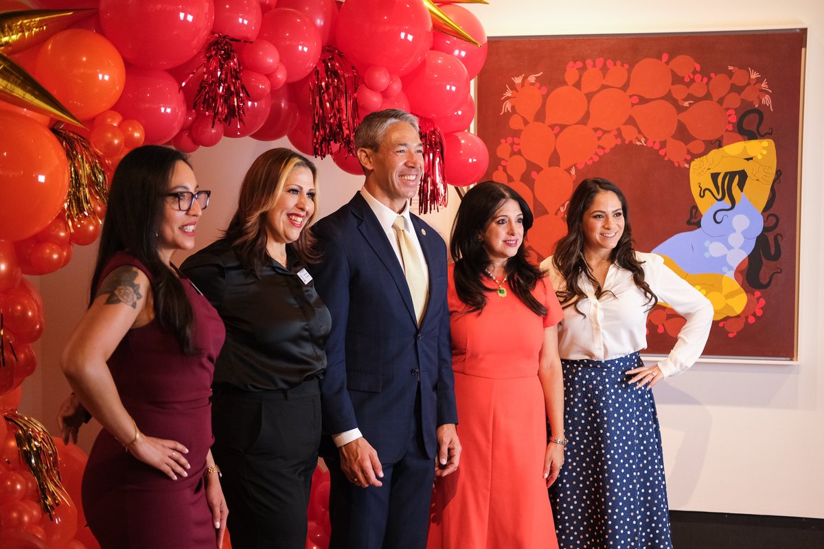 Ron_Nirenberg's tweet photo. Congratulations to the @sahispaniccc's Latinas Leadership Institute Class of 2022!

Your dedication and commitment to increasing the representation of Latinas on boards, commissions and public office will continue to be the game changers in our country. https://t.co/Xb9YQuXnHZ