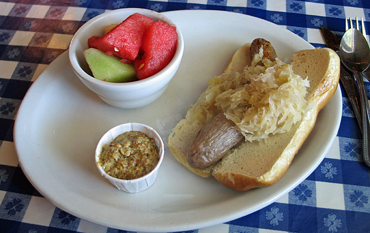 Susan_McKee's tweet photo. #Lunch somewhere in #Iowa's #Amana Colonies in June 2012: #bratwurst and #sauerkraut! My #foodie-centric #travel #photo memoir continues in the United States. @Travel_Iowa @goAmanaColonies @BrandUSA #TravelTuesday https://t.co/RNOiJxckou