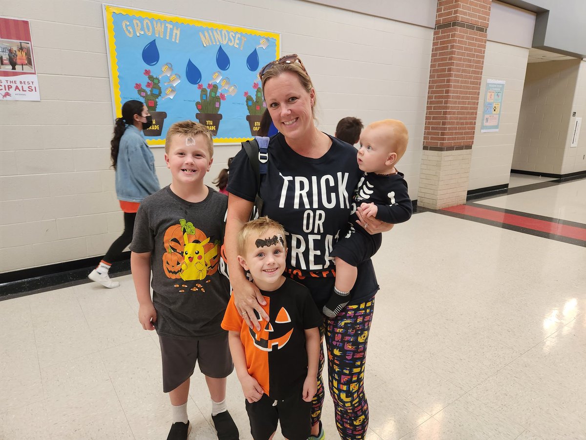 Art Club and Advanced Art volunteers helped out and did face painting before and after the Band Halloween show! <a href="/HumbleISD_Arts/">Humble ISD Fine Arts</a> <a href="/MrsMartin2168/">Nicole Martin</a> <a href="/KrystleWright/">Krystle Wright</a> <a href="/HumbleISD_WMS/">Woodcreek Middle</a> #humbleartists #beEliteWMS