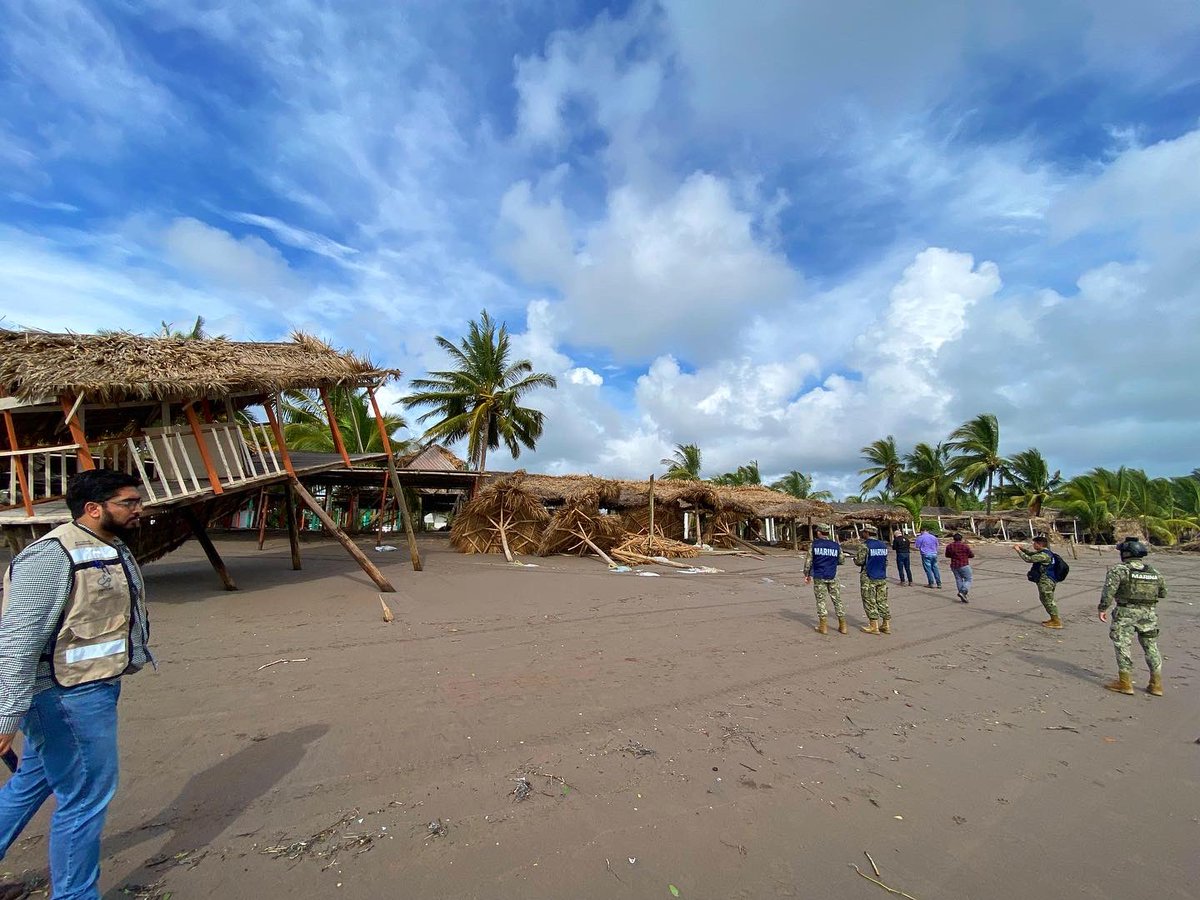 En el recuento de los Daños por #huracanRoslyn 🌀 en nuestra #Aldea <a href="/proceso/">Proceso</a> 🖊
#Gracias <a href="/SEDENAmx/">AltoMando</a>  <a href="/SEMAR_mx/">SEMAR México</a> <a href="/MiguelANavarroQ/">Miguel Ángel Navarro</a>