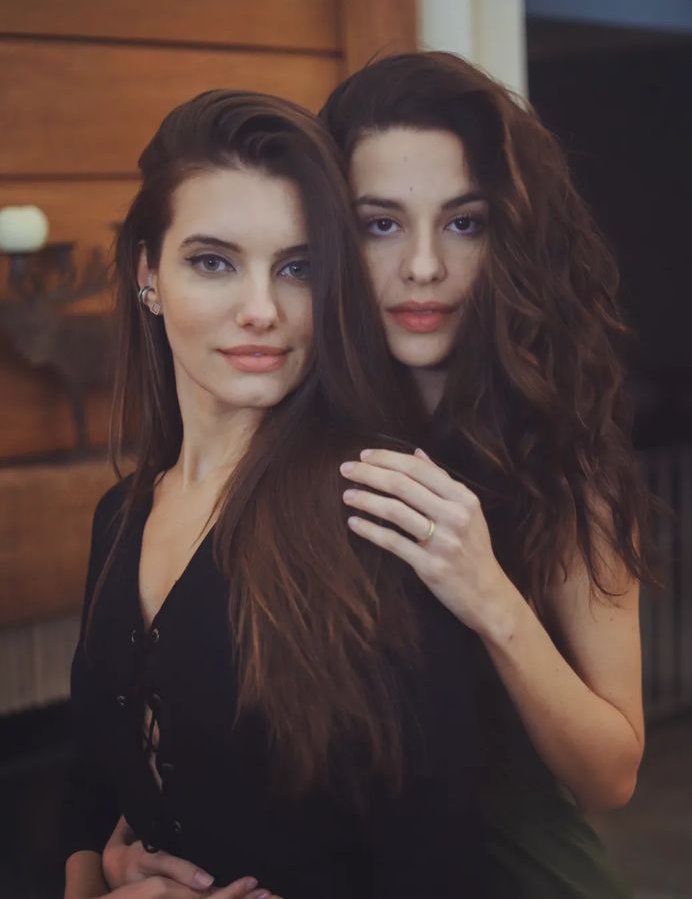 GuedesLuuh1's tweet photo. Eu só acho que A MELHOR AMIGA DA NOIVA 2023 deveria voltar, só que com valu lógico, e de preferência com a BUIAR senso a Paola, por que até então, a SMITH era minha mulher, aí chega a BUIAR com esse olhão azul querendo me hipnotizar. #laranjinhassw
#stupidwife #Valu #feju #amadn https://t.co/MAc1s9TNgD