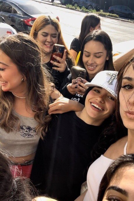 thinkerjaida's tweet photo. imagine hugging nessa barrett 🥹 https://t.co/BOfEEFaKcA