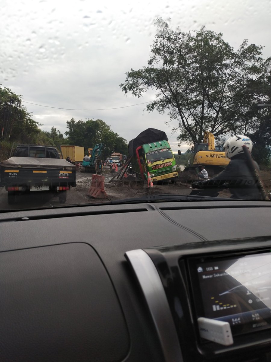 rin14s's tweet photo. @PRFMnews di cireki Tomo ada truk slip menutupi jln. Jd buka tutup tiap 30 menit..sabar jangan nyerobot.. https://t.co/1aGCSyv4MV