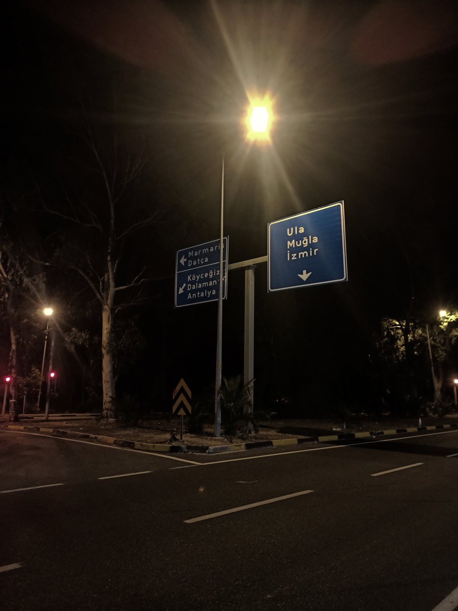 Arkadaşlarla oturduk tabelaya bakarak düşünüyoruz.