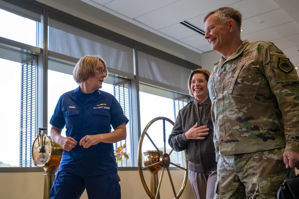 Great meeting w/ GEN Glen VanHerck, @USNorthernCmd, & GEN Laura Richardson, @Southcom, to discuss synchronizing our collective efforts to keep our homeland safe & secure. I look forward to future opportunities for further cooperation & coordination across the entire Joint Force.