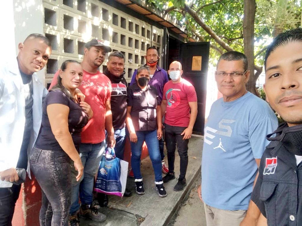 MrtGirardot's tweet photo. #25Oct Desde el Mcpio Girardot la Militancia TUPAMARO fortalece el Centro Diagnóstico Integral y la Sala de Rehabilitación Integral Alayon con la donación e instalación de Batería de 1100W totalmente nueva para el correcto funcionamiento de la Planta Eléctrica.
#LaEraRebelde https://t.co/eQqbwwoXvN