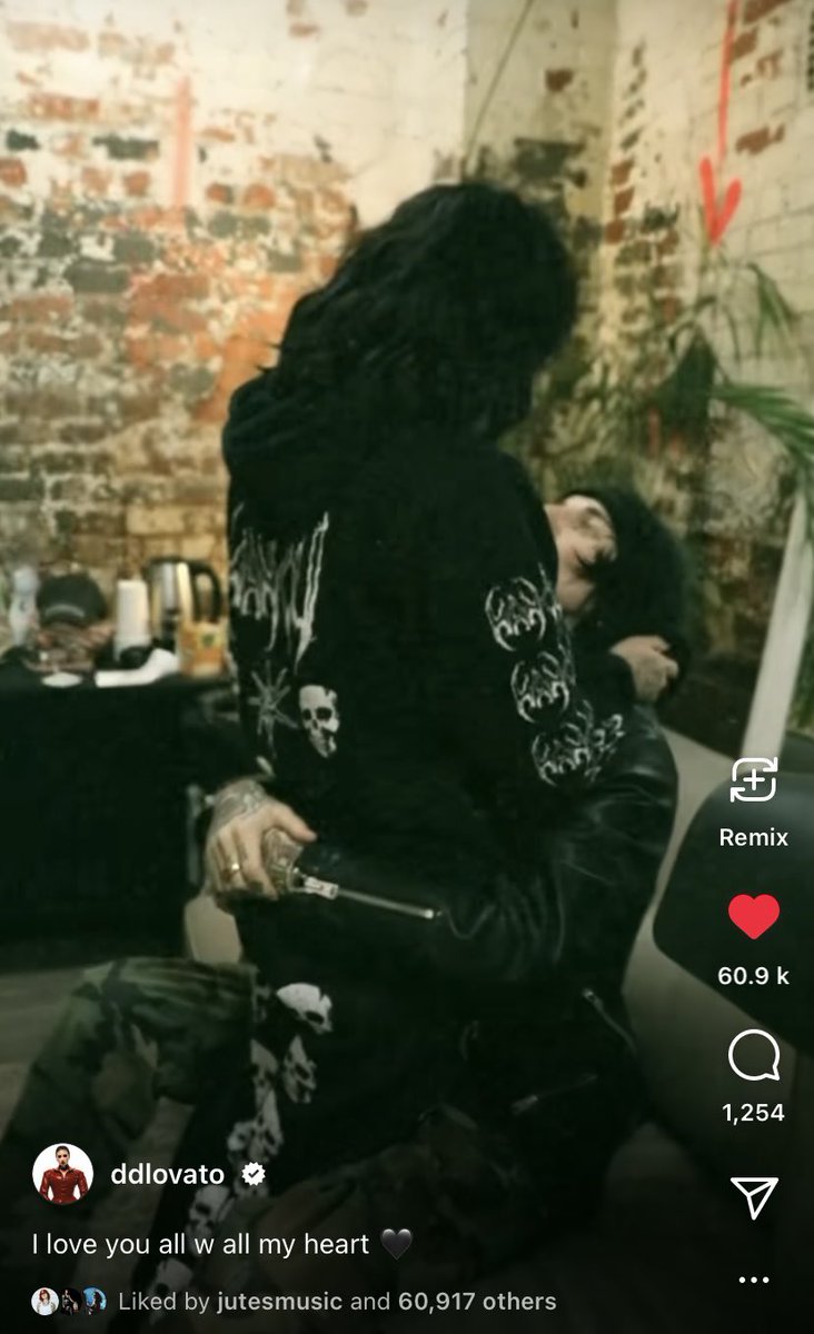 becstarrrrrr's tweet photo. I just can’t deal 🥹🥹🥹 these 2 @ddlovato @jutesmusic  seriously how are you this cute , and jutes smile, ps, they both really suit black 🤍 https://t.co/qgSgtvVvwJ