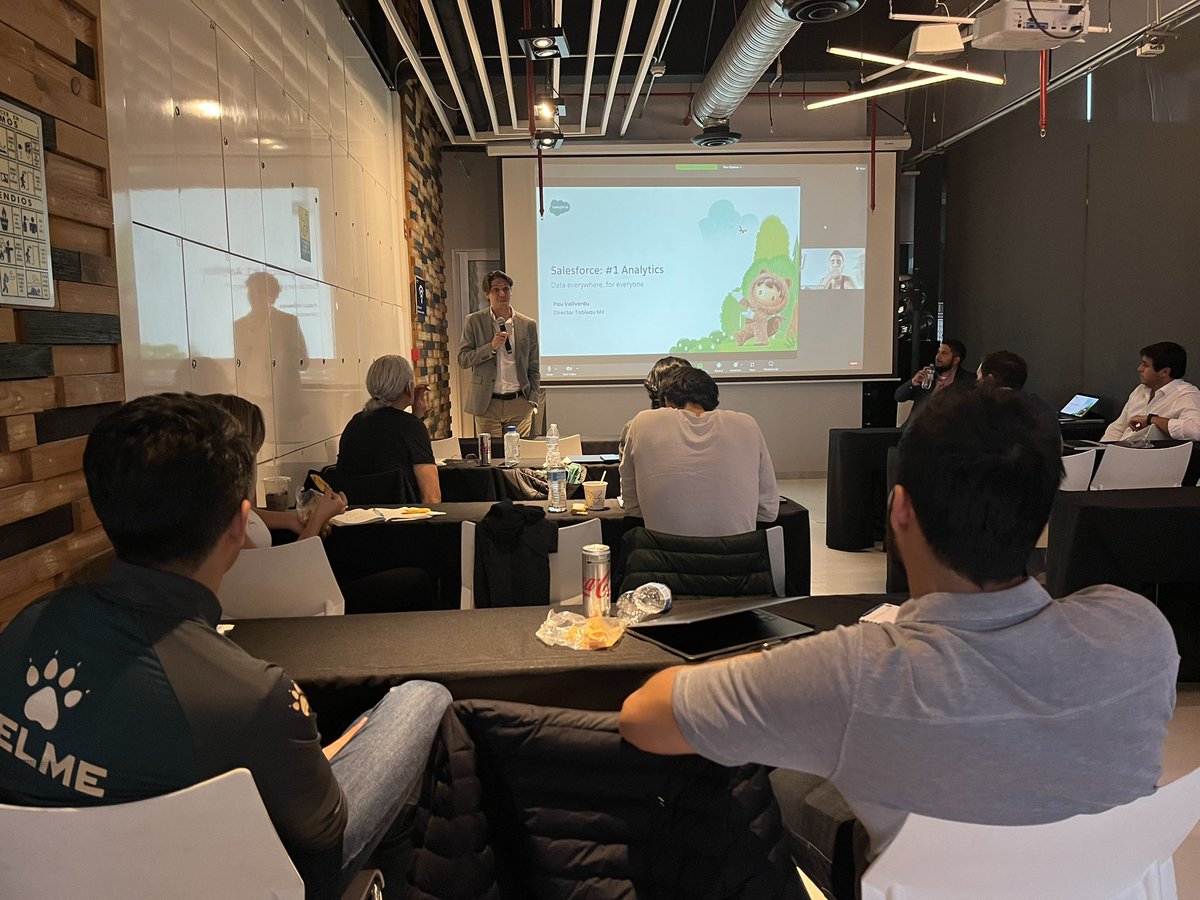 Cruyff_Inst_MX's tweet photo. El día de ayer durante la clase de #MINAF tuvimos invitados especiales que compartieron con nuestros alumnos el alcance que tiene el uso de diversas plataformas para el análisis de datos. Gracias por por esta experiencia @a_fajer https://t.co/FdRVNwS0bi