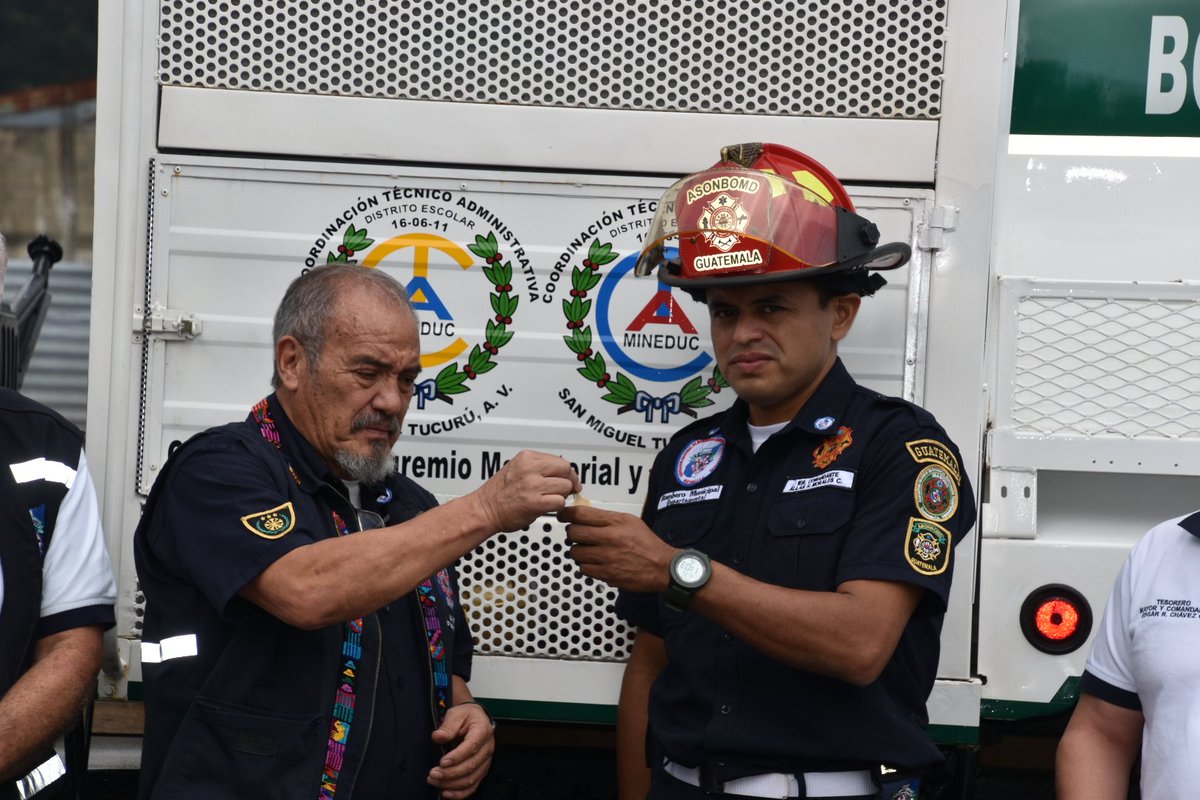 ASONBOMDGT's tweet photo. La Junta directiva de ASONBOMD realiza la entrega de una unidad contra incendios a la estación de Bomberos Municipales Departamentales de San Miguel Tucuru, Alta Verapaz. https://t.co/n6lIaxBakw