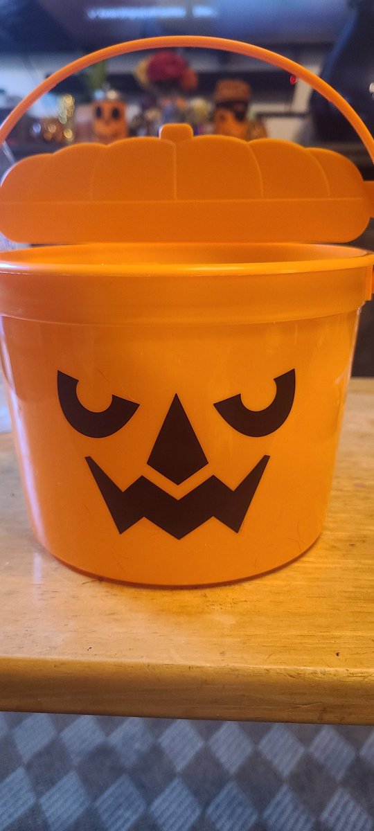 ScarlettLuvsRon's tweet photo. At last!!! The remaining member of the #Halloween bucket family is MINE!! *insert maniacal laughter* 🎃🧡🖤
Special shout out to My Monkey Man for doing the legwork 🧡🖤 he loves me for some reason 🤷♀️
#McPunkn #McDonalds #CandyBucket #Pumpkin #HappyMeal https://t.co/siaxC9KJPp