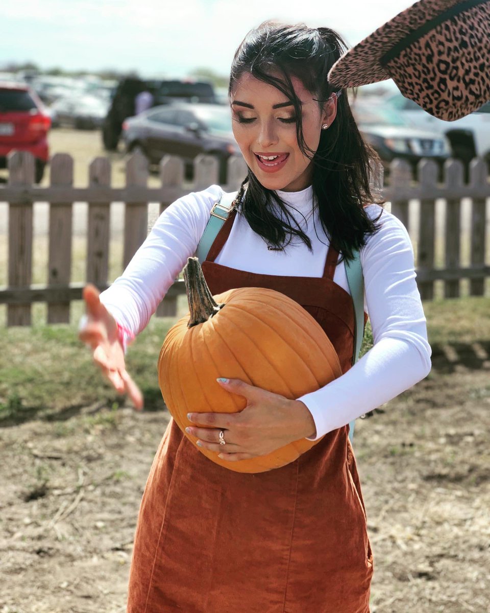 loaf_cherry's tweet photo. ✨Bad Vibes Begone✨
🎃Pumpkin Patch Outfit🎃 
Instagram saw it first🧌 but I wanted to share my outfit on here too ☺️ Plus my messed up one lol https://t.co/fMqtzNpL2U