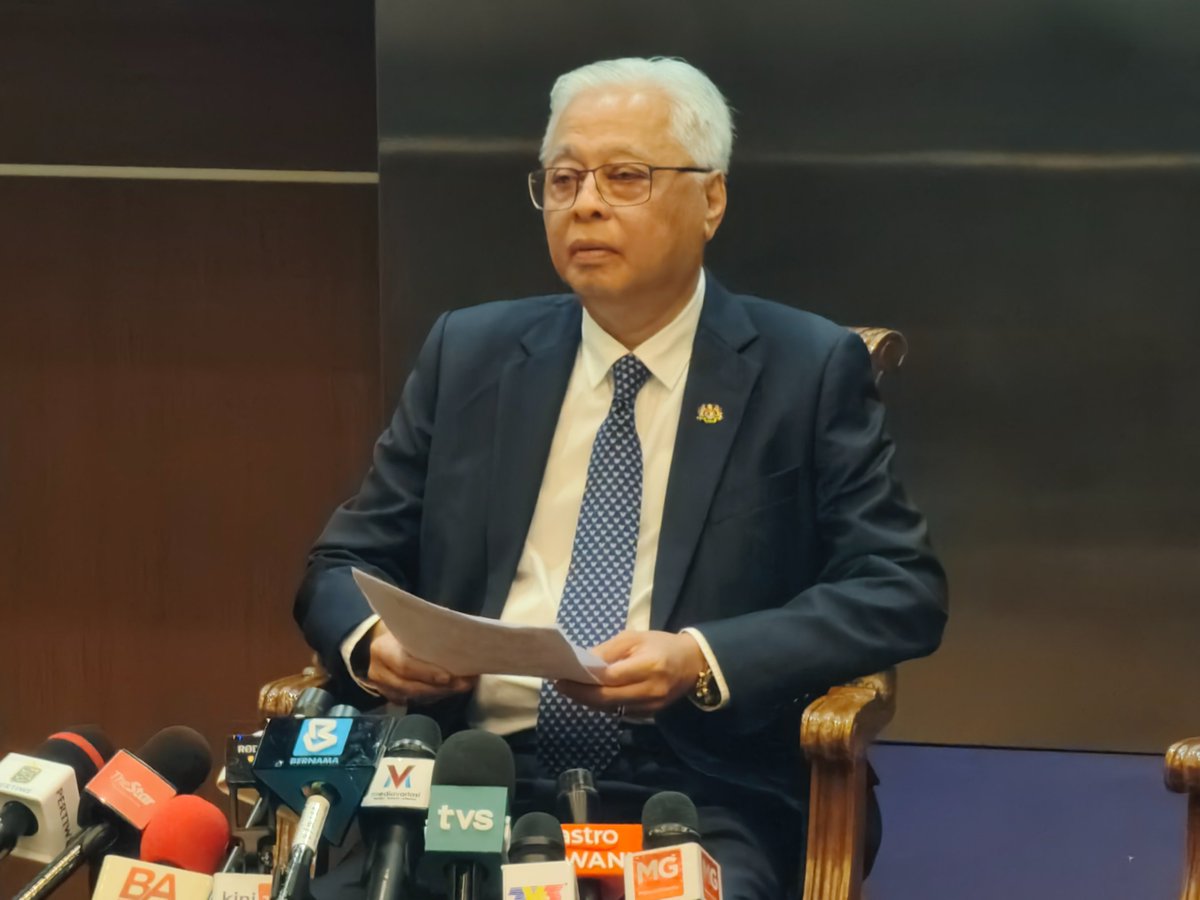 NewsBFM's tweet photo. 1. Caretaker PM Ismail Sabri has rejected opposition leader Anwar Ibrahim’s challenge to have a debate between the PM candidates for GE15. 

"Bukan budaya kita, ia tidak mendatangkan apa-apa hasil," Ismail said. https://t.co/TU7CGaRIKh