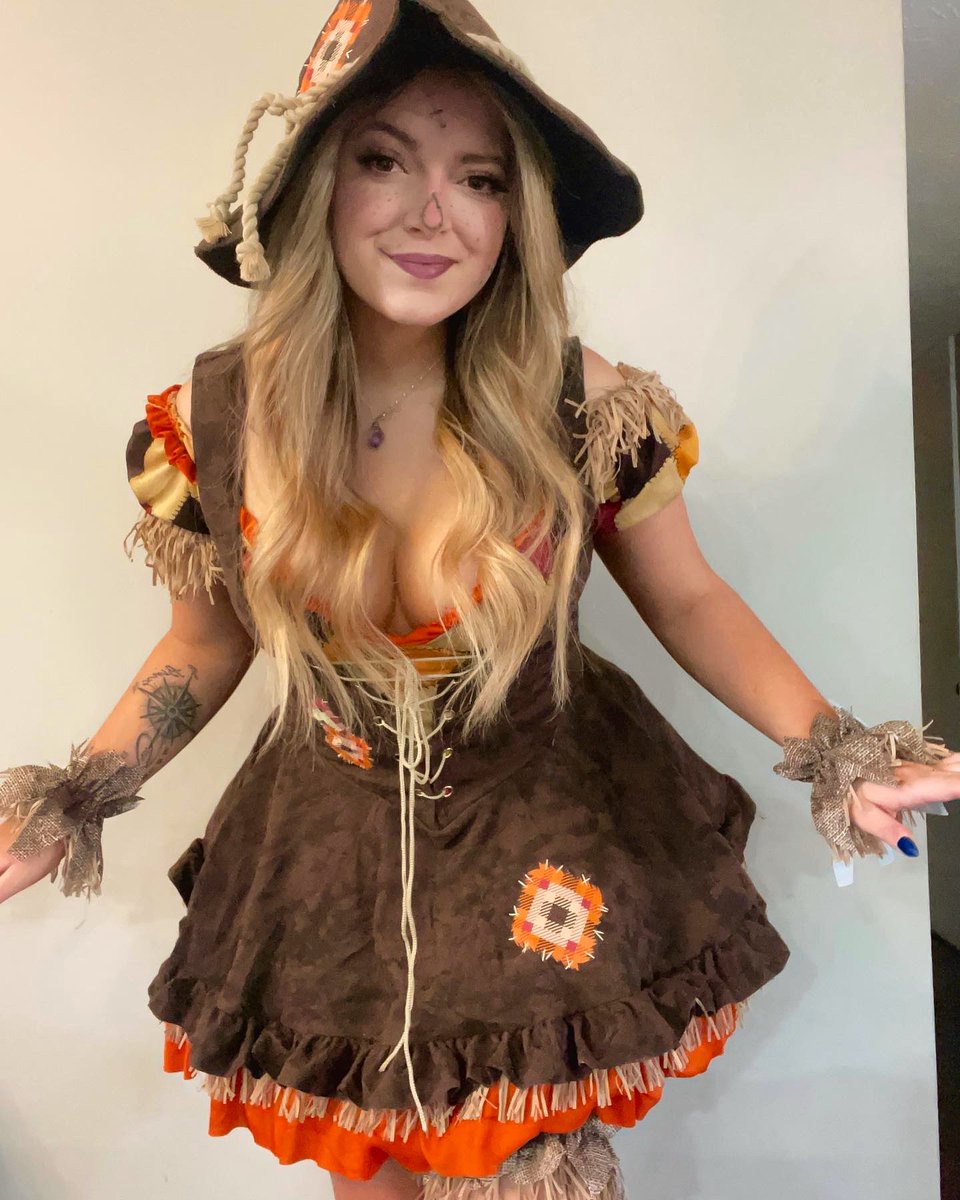 Topazgirll's tweet photo. One of my favorite costumes! 🎃 https://t.co/BzMo4Pzse6