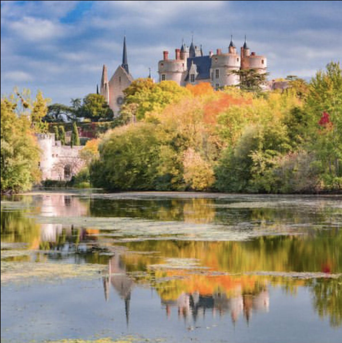 Le joli château de Montreuil Bellay en automne 🍂 Merci @phil_lvt ! Partagez vous aussi vos clichés de l’Anjou avec nous #igersanjou