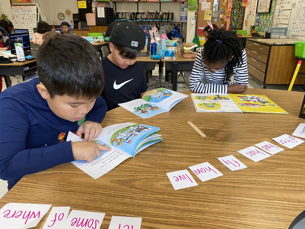 MissLizHarvey's tweet photo. I was so impressed by these learners being so excited to find the words we’ve been learning in real books they love! What passion for reading and learning! @LittleRiverLCPS #jungleclass #RiverTime #RTItime https://t.co/1AZCMr0ltB