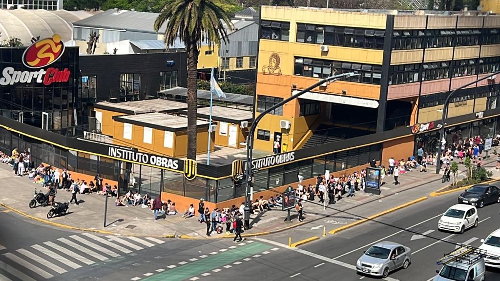 AlertasTransito's tweet photo. 10 #Cuadras de #cola para el recital de #Coldplay
⛔Corte de Tránsito por recital de "Coldplay" , Accesos a la cancha, como llegar sin auto lo encontrás acá
👉https://t.co/e1635vZ0af
.
#AlertasTransito #Corte #Transito https://t.co/lr78mJmRDi