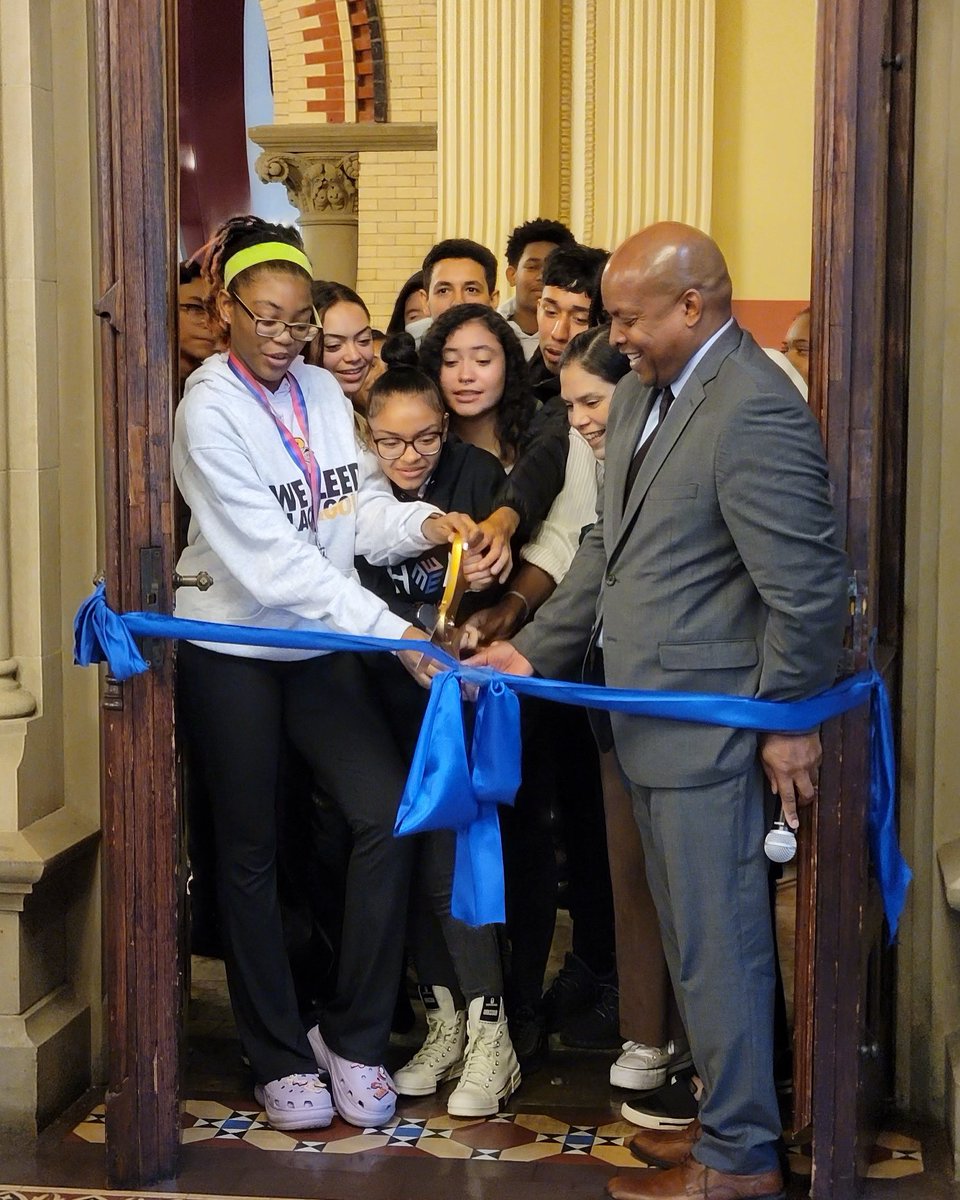 JMHSBklyn's tweet photo. Today, some of our Golden Knights joined Brooklyn South High School Superintendent Prayor for a ribbon cutting ceremony at Tweed. This event celebrated the new program HE³AT: Healthcare, Energy, Education, Environment, Agriculture, and Technology. https://t.co/Cd7KTAgmAY