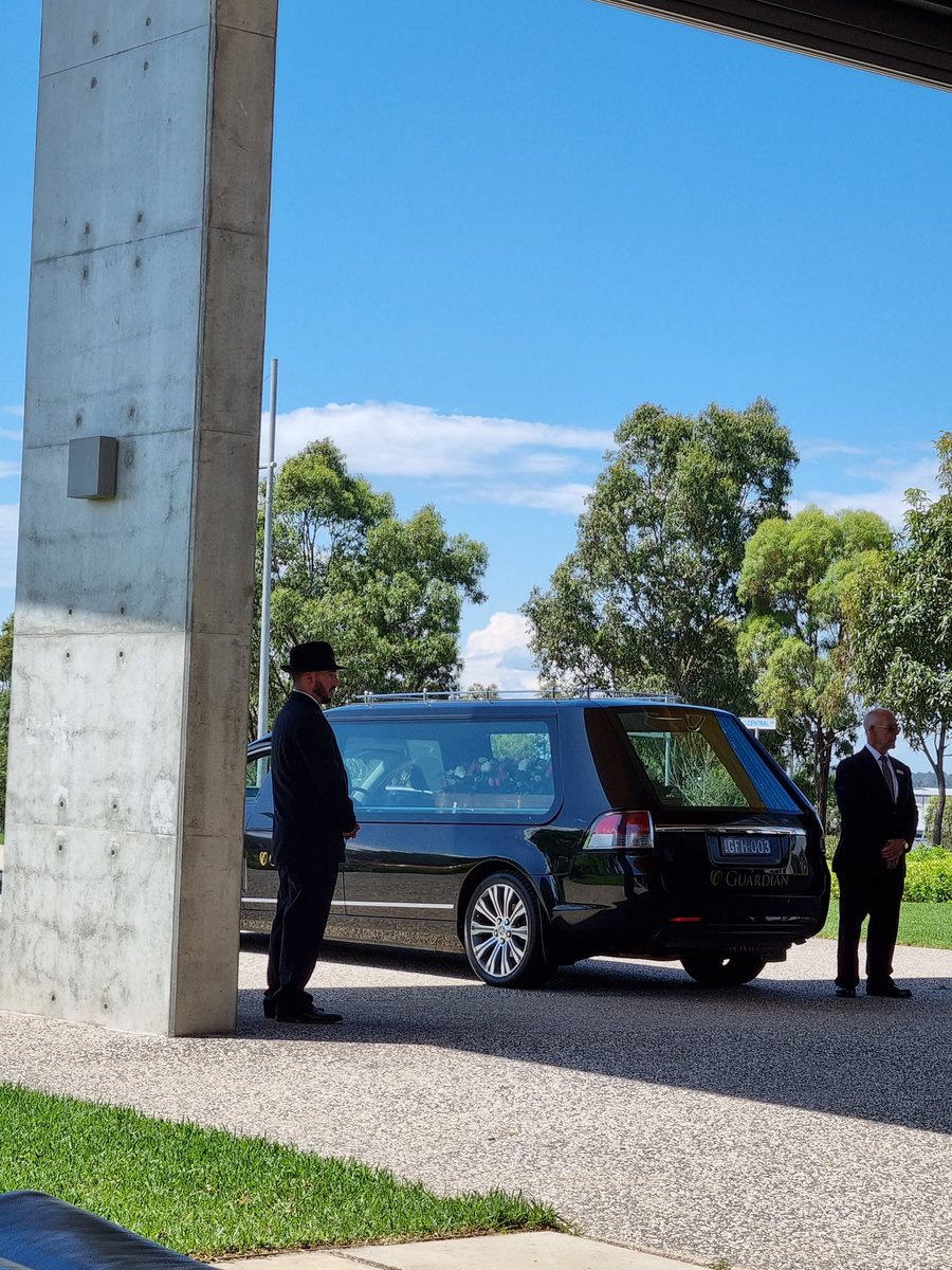 LeesaahA's tweet photo. Attending a funeral yesterday for a 100yr old woman 😔 Manuia lau malaga https://t.co/w2iHYuFBtU