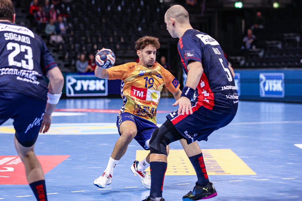 SGFleHa's tweet photo. ▶️ - Halbzeit
Unsere Jungs sind leider zu fahrig im Abschluss. Simon #Hald muss mit Rot das Feld verlassen. Jetzt alles reinhauen in Durchgang Zwei!
————-
#SGFTMB 16:18
#MoinMoinEurope
#OhneGrenzen https://t.co/uWUesj3DRA