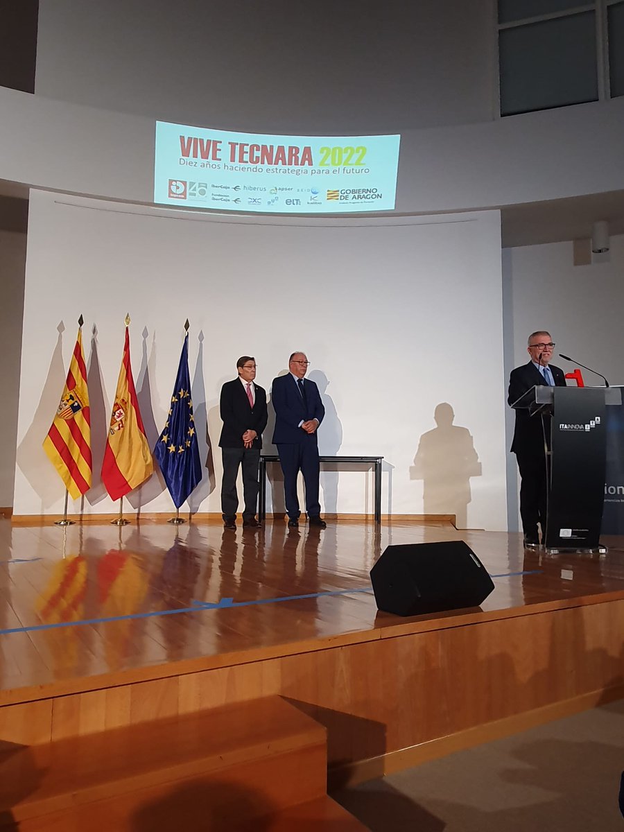 GobAragon's tweet photo. El vicepresidente y consejero de Industria, @ArturoAliaga_, ha clausurado "Vive Tecnara 2022".

Aliaga ha entregado el premio T de Tecnara 2022 al aragonés Mateo Valero, director del Centro Nacional de Supercomputación. @tecnara https://t.co/sF3aFPrYGh