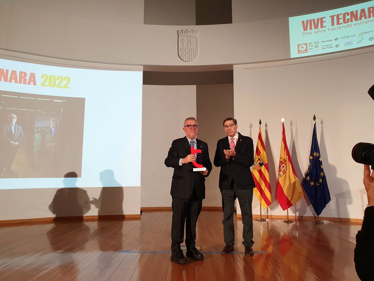 GobAragon's tweet photo. El vicepresidente y consejero de Industria, @ArturoAliaga_, ha clausurado "Vive Tecnara 2022".

Aliaga ha entregado el premio T de Tecnara 2022 al aragonés Mateo Valero, director del Centro Nacional de Supercomputación. @tecnara https://t.co/sF3aFPrYGh