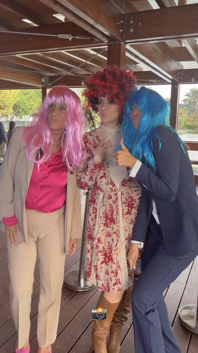 SWTCaliforniaIL's tweet photo. Laura Pausini y sus amigas en una fiesta... me recordaron de otras cantantes, no sé quién... https://t.co/LlQUnNLz4G