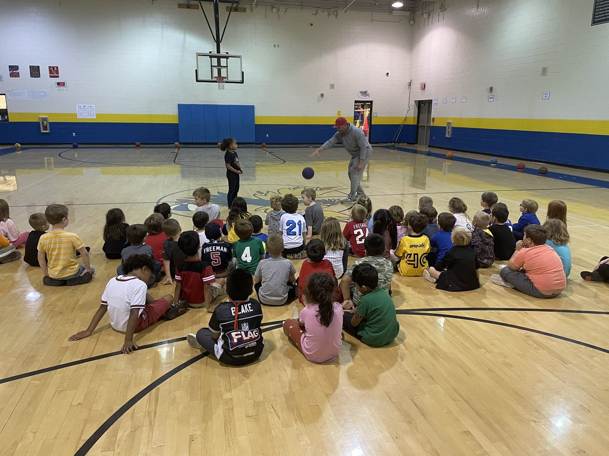 JasonBe51111702's tweet photo. With youth basketball kicking off, IKES PE is teaching our students ball handling skills. Coach Sears is demonstrating his handles to K students.   @ITSCCSD @CcsdCares @CherokeeSchools #IKESKINDNESSCOUNTS #CCSDCONNECTED23
#IKESmsEDU
@coachredhawk https://t.co/JcAveGD8U4