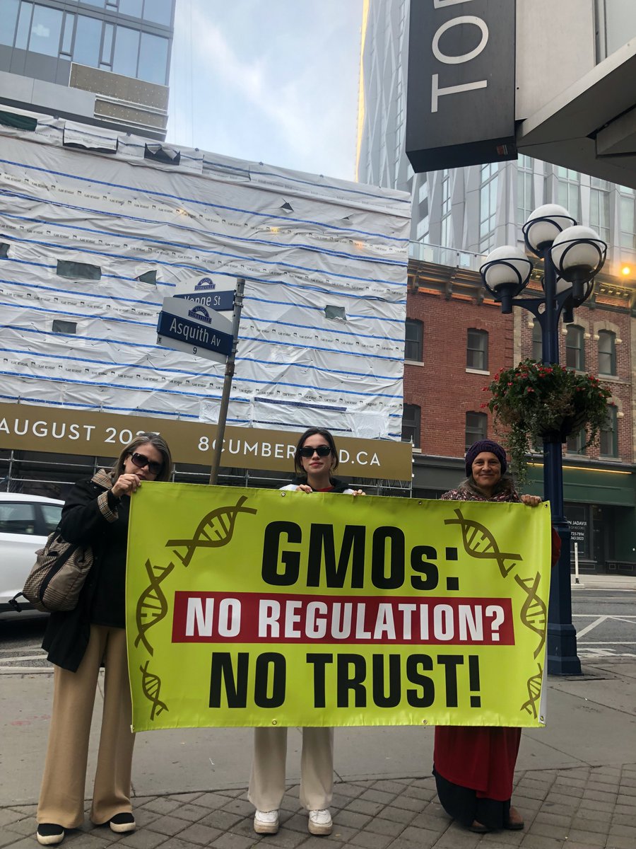 We greeted the start of today's "Public Trust Summit"  to say we don't trust GMOs! #NoRegulationTrust !  <a href="/FoodIntegrityCA/">CCFI / CCIA</a> <a href="/jyduclos/">Jean-Yves Duclos</a>   <a href="/mclaudebibeau/">Marie-Claude Bibeau</a> #CCFIPublicTrustSummit