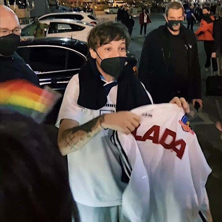 sparkleslouist's tweet photo. his reaction, so adorable https://t.co/8cA8yyRfEn