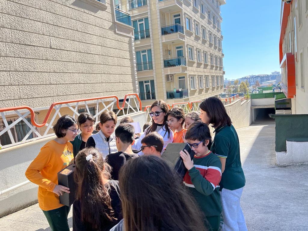 DogaScience's tweet photo. Beykent Doğa Ortaokulu  öğrencilerinin hazırladığı düzenekler ile  2022 yılının en önemli gök olaylarından biri olan Parçalı Güneş Tutulması gözlemi  gerçekleştirildi. @beykentdoga @DogaOkullari @serhatdnzks @EnisEryaman @mftufekci https://t.co/qfPNYAz7sy