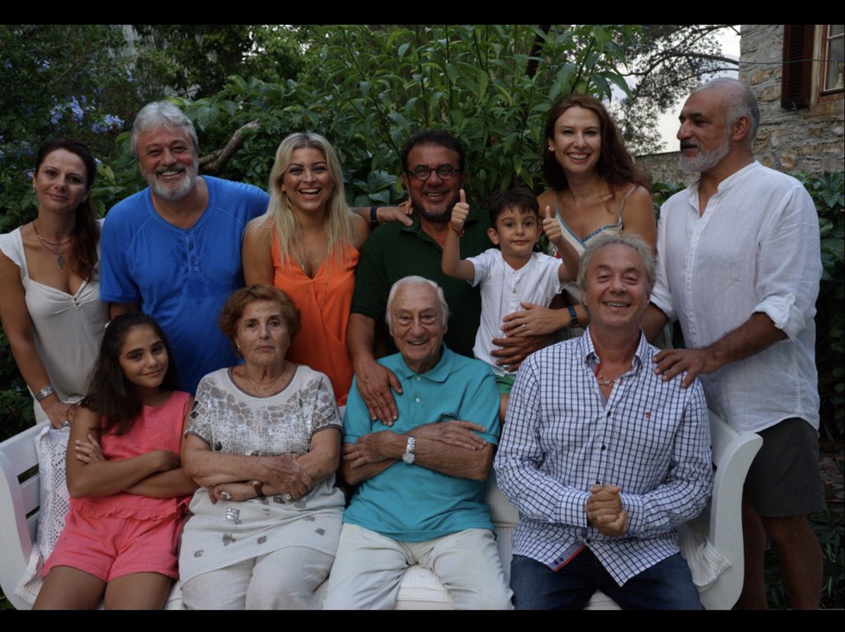 Acımız sonsuz, onu çok seven, ailesinden biri gibi hisseden yakın dostlarından olmanın ötesinde, onu usta kabul eden örnek alan çok şey öğrenen biri olarak da çok üzgünüm.Bir beyefendi yeri dolmaz çok yönlü bir gazeteci sunucuyu, Türkiye bir büyük değerini yitirdi #halitkıvanç