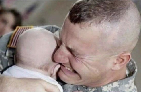 Vx_LeS's tweet photo. Ce soldat qui revient de mission après 2 ans et qui revoit son bébé de 3 mois , ca fait trop chaud au cœur srx .... ❤️❤️ https://t.co/mXSAO8XjQ5