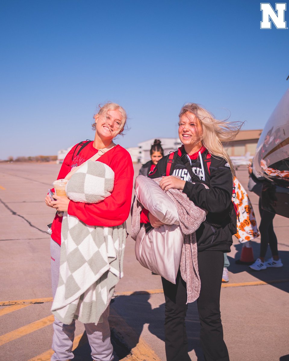 HuskerVB's tweet photo. windy hair + winks for wisco ✈️ https://t.co/9N5xrMXDvB