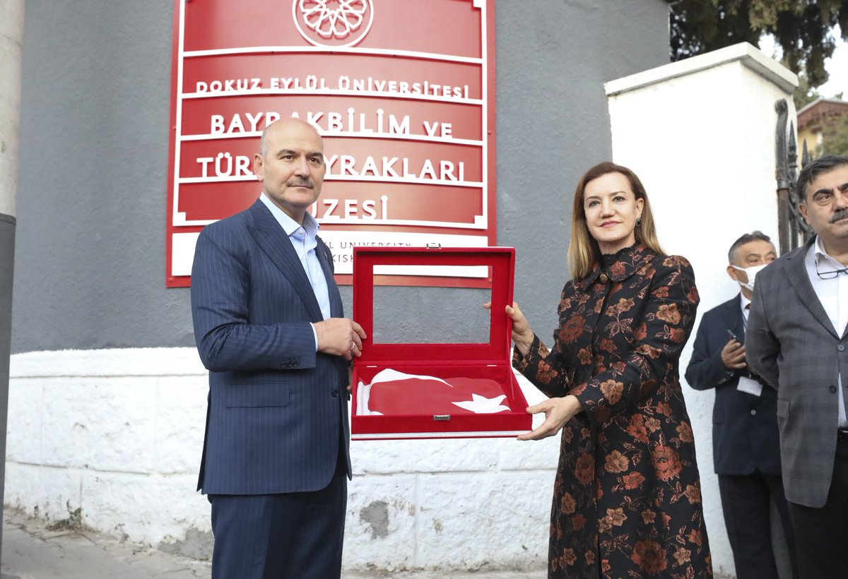 Tarihi simge ve hadiseleri, toplumsal değer ve hassasiyet ile düşünmek gerekir. Törenimiz sonrası #DEU'nun aziz milletimize ve🇹🇷bayrağımıza bağlılığını vurgulamak amacıyla İzmir'e kazandırdığı ülkemizin ilk <a href="/deubayrakmuzesi/">DEÜ Bayrakbilim ve Türk Bayrakları Müzesi</a>'nde, Sn.<a href="/suleymansoylu/">Süleyman Soylu</a>'yu ağırlamaktan mutluluk duyduk.