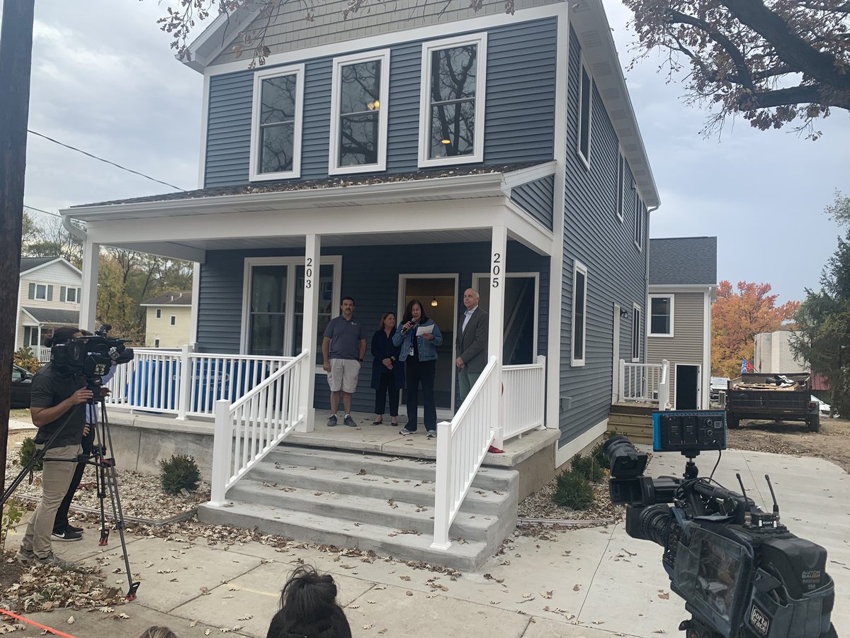 DerekNofz's tweet photo. Cutting the ribbon on another beautiful, ultra-efficient, attainable home in @KalamazooCity. Really impressive partnership @KNHS269 @HBAWMI https://t.co/azeO4iXMmz